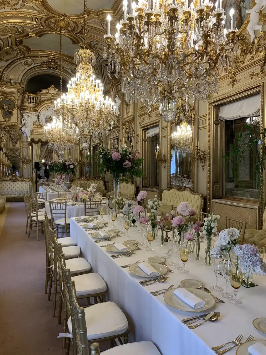 Decoraci&oacute;n floral del espacio de celebraci&oacute;n
